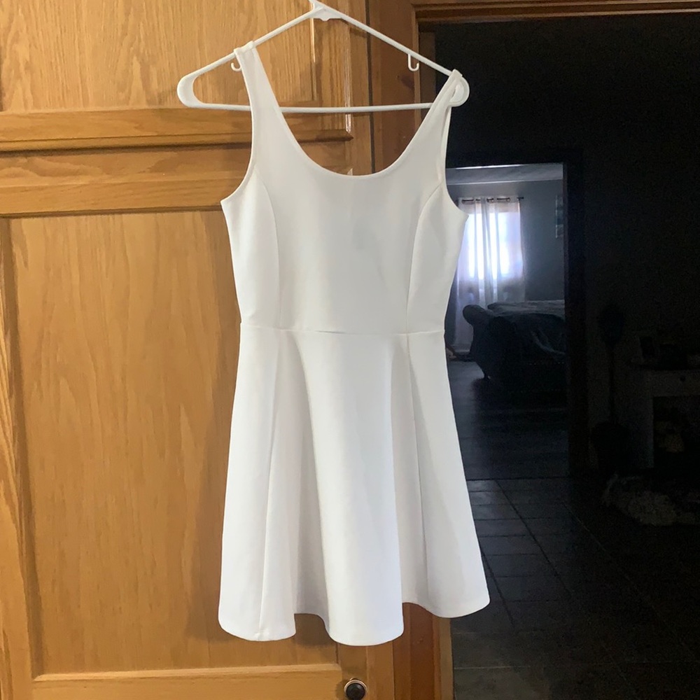 Set of 2 Dresses one black and one white. Tag says size 6 Equal to size small.